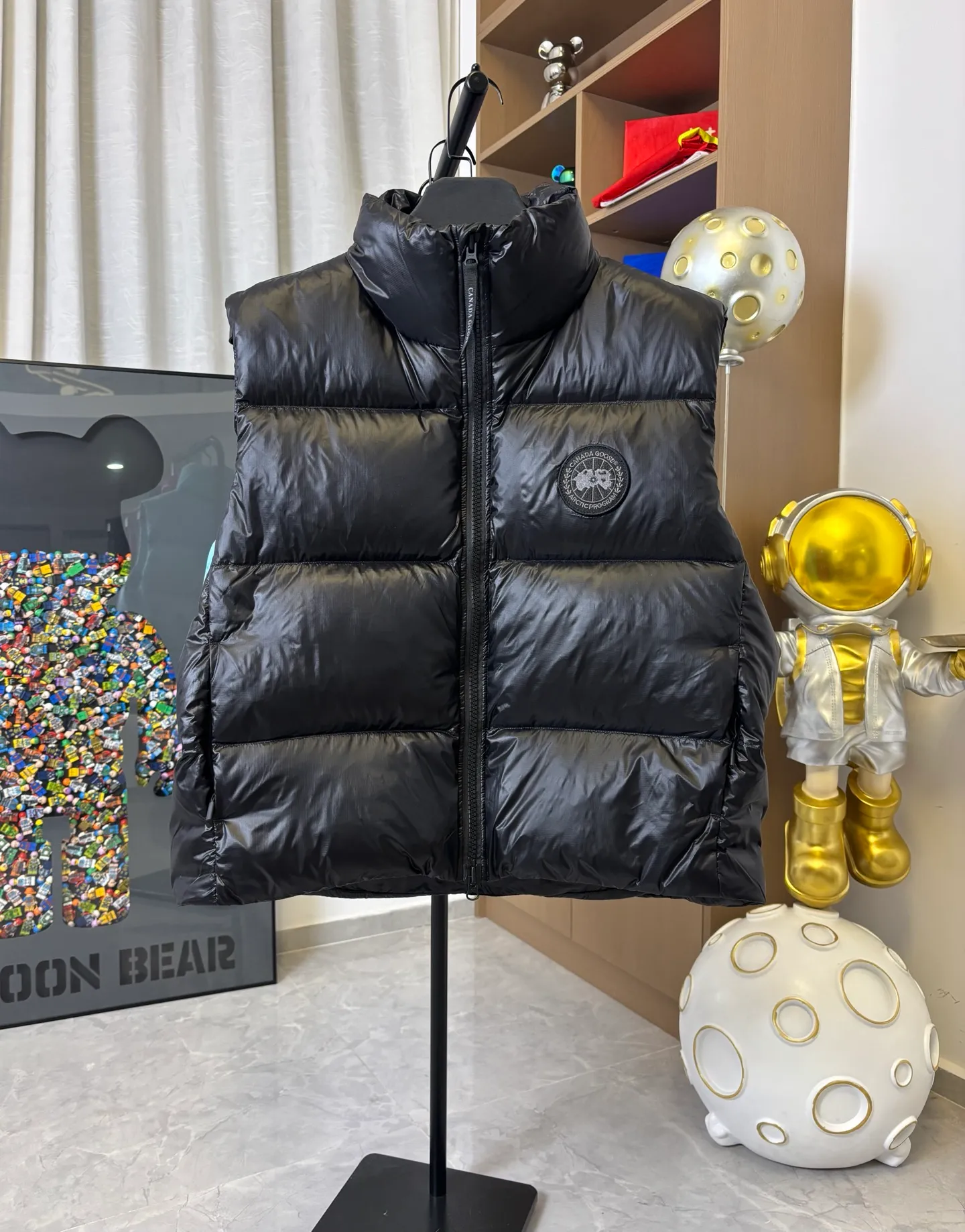 P570 Style number: DC194# [Canada Goose] Big Goose🦢National Standard 90 White Duck Down Puff Down Vest Canada Goose official website model 1:1:1 customized New national standard down cotton has better thermal insulation performance, is light and not heavy, and has good loft recovery after compression! Filled with 90% white duck down, it is the legendary warmest down jacket and is known as a must-have for Arctic outdoor sports! Waterproof, diamond-resistant and fade-resistant 24-count calendered woolen surface (waterproof level is consistent with the level of ball-bearing raincoats). Canada Goose has always been recognized as the warmest down jacket and the most popular down jacket in the world. Major celebrities are rushing to buy it, and it is a must-have! Five sizes complete!  Color: Black Rose Size: XS-S-M-L-XL [Picture 9️⃣Size Chart]